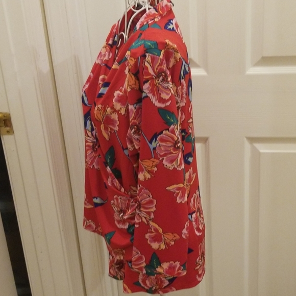 Gorgeous floral top - Picture 4 of 7